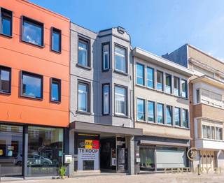 <p><strong>Spacious Commercial Property with Residence in a Prime Location in the Heart of Turnhout</strong></p>
<p>Are you looking for a versatile property with countless possibilities? This surprisingly spacious building, currently set up as a commercial space with an integrated residence, offers a unique opportunity to combine living and working in one location.</p>
<p>The ground floor boasts an exceptionally large commercial area, ideal for a wide range of business activities. Thanks to its flexible layout, internal walls can easily be modified or repositioned to suit your specific needs—perfect for use as a retail space, office, practice, or studio.</p>
<p>Upstairs, the residential area is generously laid out and features multiple bedrooms, a cozy living room, and a fully equipped kitchen. Additional highlights include a spacious, partially covered terrace on the first floor and a lovely city courtyard at the rear—rare features for a centrally located property.</p>
<p>Situated on the vibrant Merodelei, a busy and highly visible arterial road, this property benefits from excellent exposure. It’s just a stone's throw from Turnhout’s central train station, offering great accessibility via public transport and major roadways. Shops, schools, and essential amenities are all within walking distance.</p>
<p><strong>An extra advantage</strong>: the current interior setup can be taken over under <strong>favorable terms</strong>, if desired. What’s more, in consultation, it is possible to <strong>start using the property immediately after signing the preliminary agreement</strong>, so your project can get underway without delay.</p>
<p>In short, this is a property full of potential—offering space, flexibility, and a strategic location—ideal for anyone looking to combine business and living in the heart of Turnhout.</p>