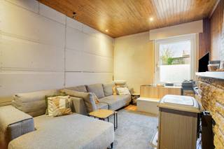 <p>Op een uitstekende en rustige locatie in Bertem vind je deze te renoveren woning, gelegen in een zeer rustige eenrichtingsstraat en toch centraal dichtbij alle voorzieningen. De woning ligt op korte afstand van de op- en afrit van de autostrade, IMEC, UZ Gasthuisberg, supermarkten, scholen en een bushalte.</p>
<p>Een deel van de woning doet momenteel dienst als kapsalon, maar staat officieel gekend als woonhuis. Dit biedt heel wat mogelijkheden om hier opnieuw een gezellige woning van te maken.</p>
<p>Een groot pluspunt is dat het dak recent volledig werd vernieuwd, waardoor een zware investering al achter de rug is. Bovendien biedt de zolderruimte interessante uitbreidingsmogelijkheden voor extra slaapkamers en een badkamer.</p>
<p>De grootste troef van deze woning is zonder twijfel de zuidwest georiënteerde tuin met een prachtig zicht op de Sint-Pieterskerk van Bertem. Hier geniet je volop van rust, zon en groen.</p>
<p>Deze woning is ideaal voor wie rustig maar toch centraal wil wonen en zin heeft om er zijn of haar eigen thuis van te maken.<br /><br />Meer informatie?<br />Bel Lotte op 0474 38 63 93 of mail naar lotte@immogve.be </p>