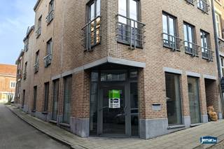 Dit handelspand ligt pal in het centrum van Borgloon, een stad met een historisch karakter en een groeiend toeristisch potentieel. Het gebouw...