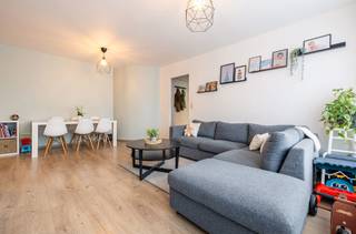 <p><strong><span>ANDERLECHT, gerenoveerd appartement met groot westgericht terras</span></strong></p>
<p><span>In Anderlecht, vlak bij Veeweyde en het Kanaal, ontdekt u dit mooie, volledig gerenoveerde appartement van ±75 m², gelegen op de 2e verdieping van een gebouw uit 1968.</span></p>
<p><span>Het appartement charmeert door zijn verzorgde renovatie, de mooie lichtinval en de aangename buitenruimte. De woonkamer van ±18 m² biedt een gezellige sfeer en geeft uit op een ruim terras van ±12 m², westgericht en ideaal om aan het einde van de dag van de zon te genieten. De volledig uitgeruste keuken van ±6,5 m² sluit comfortabel aan op de leefruimte.</span></p>
<p><span>Het nachtgedeelte omvat twee slaapkamers van ±12,5 m² en ±9 m², een badkamer en een apart toilet. Een kelder vervolledigt het geheel.</span></p>
<p><span>Dit volledig gerenoveerde appartement beschikt bovendien over een conforme elektrische installatie en biedt een comfortabele woonomgeving in de nabijheid van openbaar vervoer, winkels en voorzieningen.</span></p>
<p><span>EPC: D-</span><br /><span>Elektrische installatie conform.</span></p>
<p><strong><span>2e verdieping</span></strong></p>
<p><span>• Inkomhal</span></p>
<p><span>• Lichte woonkamer van ±18 m² met Quick-Step</span></p>
<p><span>• Westgericht terras van ±12 m²</span></p>
<p><span>• Volledig uitgeruste keuken van ±6,5 m²</span></p>
<p><span>• Nachthal</span></p>
<p><span>• Slaapkamer 1 van ±12,5 m² met Quick-Step</span></p>
<p><span>• Slaapkamer 2 van ±9 m² met Quick-Step</span></p>
<p><span>• Badkamer met ligbad en wastafel</span></p>
<p><span>• Apart toilet</span></p>
<p><strong><span>Kelderverdieping</span></strong></p>
<p><span>• Kelder</span></p>