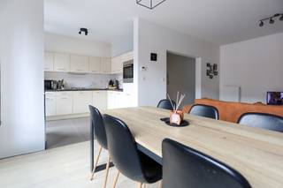 In het centrum van Beveren bevindt zich dit instapklaar en energiezuinig appartement (geen lift).Het appartement is gelegen op de 1ste verdieping en...