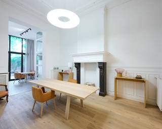 Ideaal gelegen nabij het Stéphanieplein, herenhuis met een bruto oppervlakte van ± 350 m² met 4 slaapkamers en een aangename tuin van ± 130 m².Het...