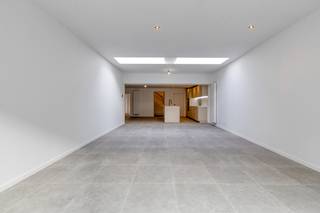 Opportunité unique ! Découvrez cette maison familiale spacieuse et entièrement rénovée en 2025 avec un espace commercial polyvalent, située à deux pas de la vibrante Grand-Place de Furnes. Cette propriété est véritablement prête à emménager au sens large du terme et combine habitation et opportunité professionnelle.<br /><br />Au rez-de-chaussée se trouve l'espace commercial avec entrée séparée. La maison elle-même dispose d'un hall d'entrée spacieux, de toilettes séparées et d'un salon très lumineux avec une magnifique 'cuisine de vie' hyper-équipée dotée d'un plan de travail en marbre. Attenant, vous profitez d'un jardin de ville ensoleillé.<br />Le premier étage comprend deux chambres spacieuses et une grande troisième pièce, idéale comme espace polyvalent ou chambre supplémentaire. Vous y trouverez également la première salle de bain avec douche à l'italienne et lavabo, des toilettes séparées et un débarras.<br />Au deuxième étage se situe la chambre principale (master bedroom), complète avec sa propre salle de bain luxueuse, équipée d'un double lavabo, d'une douche à l'italienne et d'une baignoire.<br /><br />La rénovation complète en 2025 garantit les techniques les plus récentes : un label PEB quasi neutre en énergie, système de ventilation, toit neuf et isolé, entièrement sans amiante, chaudière à condensation très performante avec conduites renouvelées et un contrôle électrique conforme.<br /><br /><u><strong>ATOUTS:</strong></u>
<ul>
	<li>Entièrement et minutieusement rénovée en 2025</li>
	<li>Espace commercial avec entrée séparée au rez-de-chaussée</li>
	<li>PEB quasi neutre en énergie et équipée de techniques modernes</li>
	<li>4 chambres spacieuses (dont 1 polyvalente) et 2 salles de bain</li>
	<li>Magnifique cuisine de vie avec plan de travail en marbre et jardin de ville ensoleillé</li>
</ul>
<strong>Attention : les photos avec un astérisque en bas à droite ont été générées par IA pour donner une meilleure idée de l’aménagement possible.</strong>