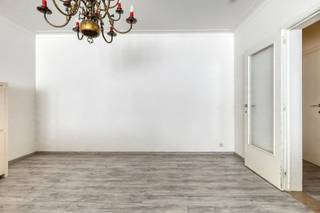 <p>Op zoek naar een solide investering in een centrale woonwijk van Merksem? Dit ruime gelijkvloers appartement van 95 m² is momenteel verhuurd aan €1050/maand. Er hoort een garagebox bij (verplicht mee aan te kopen voor €25.000), wat extra huurinkomsten of een eigen parkeerplaats oplevert. Na de huurperiode is het een comfortabele woning met mogelijkheid tot 3 slaapkamers.</p><p><strong>Indeling</strong><br />Via de centrale inkomhal kom je in de lichtrijke living aan de straatzijde. Daarnaast ligt een extra kamer die je vrij kunt invullen als bureau, speelkamer of kinderkamer. Achteraan bevinden zich de aparte keuken met rechtstreekse toegang tot het terras, twee volwaardige slaapkamers, een badkamer en een apart toilet. Wie de keuken naar de extra kamer vooraan verplaatst, krijgt achteraan 3 ruime slaapkamers (zie plan na de foto’s).</p><p><strong>Ligging</strong><br />Het appartement ligt in de Kruisbekestraat, centraal in Merksem nabij de Lambrechtshoekenlaan en de Victor Govaerslaan. Scholen, winkels, horeca, ziekenhuis ZNA Jan Palfijn en het openbaar vervoer liggen allemaal op wandelafstand, en ook de omliggende gemeentes zijn vlot bereikbaar. Die centrale ligging zorgt voor een stabiele huurvraag.</p><p><strong>Garagebox</strong><br />Je hebt een vaste parkeerplaats in een buurt waar parkeren schaars is. Als investeerder kun je de box ook apart verhuren; garageboxen op dit adres worden verhuurd aan ±€125/maand.</p><p><strong>Troeven van het appartement:</strong><br />Gelijkvloers appartement met ca. 95 m² bewoonbare oppervlakte<br />Twee slaapkamers, met mogelijkheid tot een derde slaapkamer<br />Ruime en lichtrijke woonkamer<br />Terras met rechtstreekse toegang vanuit de keuken<br />Badkamer en apart toilet<br />Veel mogelijkheden om de indeling naar eigen smaak aan te passen<br />Interessante ligging in Merksem</p><p><strong>Praktische informatie:</strong><br />Vraagprijs appartement: € 225.000<br />Verplichte aankoop garagebox: € 25.000<br />Totale aankoopprijs appartement en garagebox: € 250.000<br />Gemeenschappelijke kosten: ca. € 200 per maand, inclusief voorschot voor verwarming, water, blokpolis, syndicus, lift en verlichting van de gemeenschappelijke gang<br />EPC-label D – 359 kWh/m² per jaar<br />Geen renovatieplicht<br />Gemeenschappelijke centrale verwarming op gas<br />P-score : A<br />G-score : A</p><p>Het appartement wordt verkocht met respect voor de bestaande huurovereenkomst.</p><p>Ben je op zoek naar een ruim appartement met een praktische indeling en mogelijkheden om er jouw eigen thuis van te maken? Dan is dit pand in Merksem zeker een bezoek waard!</p>