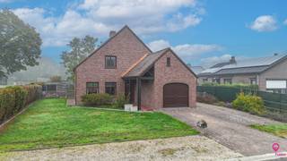 <p>In het rustige en groene Houthalen, gelegen in het charmante Het Steegje, vinde we deze zeer nette en instapklare vrijstaande woning. Met een bewoonbare oppervlakte van 158 m² en gelegen op een ruim perceel van 871 m², is dit een ideale gezinswoning voor wie op zoek is naar ruimte, rust en comfort.<br /><br /></p>
<p>Bij het betreden van de woning word je meteen verwelkomd door een warme, landelijke sfeer die zich doorheen het hele huis doortrekt. De gezellige living, met z’n knusse houthaard, nodigt uit tot ontspannen avonden bij het vuur. Aansluitend bevindt zich de eetruimte, die vlot in verbinding staat met de volledig geïnstalleerde keuken – voorzien van alle hedendaags comfort en afgewerkt in een stijl die perfect aansluit bij de landelijke charme van de woning.<br /><br /></p>
<p>De badkamer is ruim en praktisch ingericht, met een ligbad en dubbele lavabo. Er zijn twee toiletten aanwezig in de woning: eentje op het gelijkvloers en een tweede op de bovenverdieping – handig en functioneel.<br /><br /></p>
<p>Op de bovenverdieping bevinden zich drie volwaardige slaapkamers, elk met voldoende lichtinval en ruimte. Daarnaast is er ook een zolder, ideaal als extra bergruimte of eventueel verder in te richten. De ramen en deuren zijn in hout, wat bijdraagt aan de warme uitstraling van het pand. Het zadeldak is in goede staat.<br /><br /></p>
<p>De woning beschikt over een inpandige garage, wat zorgt voor extra comfort en veiligheid. Daarnaast is er ook een kelder, perfect voor wie extra opslagruimte nodig heeft.<br /><br /></p>
<p>Buiten geniet je van een grote, volledig omheinde tuin – een waar paradijs voor kinderen, huisdieren of voor wie houdt van tuinieren. Het terras biedt een heerlijke plek om te ontspannen of om gezellig te tafelen tijdens de zomermaanden.<br /><br /></p>
<p>De woning is gelegen in een rustige, kindvriendelijke buurt, omgeven door groen en toch vlot bereikbaar. Dankzij de gasverwarming en de degelijke bouw is het huis energiezuinig en comfortabel in alle seizoenen.<br /><br /></p>
<p>Pluspunten van deze woning:<br /><br /></p>
<ul>
<li>
<p>Instapklaar en zeer goed onderhouden</p>
</li>
<li>
<p>Warme, landelijke inrichting met gezellige houthaard</p>
</li>
<li>
<p>Volledig omheind perceel van 871 m²</p>
</li>
<li>
<p>3 slaapkamers + zolder en kelder</p>
</li>
<li>
<p>Inpandige garage</p>
</li>
<li>
<p>Grote tuin en ruim terras</p>
</li>
<li>
<p>Rustige ligging<br /><br /></p>
</li>
</ul>
<p>Kortom: een ideale woning voor wie op zoek is naar ruimte, comfort en gezelligheid in een rustige omgeving. Mis deze kans niet en kom de charme van deze woning zelf ontdekken.</p>