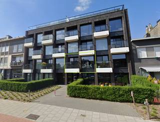 <strong>Zeer modern appartement met 2 slaapkamers en terras + overdekte autostaanplaats te Deurne!</strong><br /><br />Vlakbij het Rivierenhof treffen we dit recent appartementsgebouw (2019).<br /><br />Het appartement is gelegen op de eerste verdieping en omvat een inkomhal, leefruimte met volledig ingerichte open keuken, berging/bijkeuken, wasplaats, badkamer met grote inloopdouche, een apart toilet en twee slaapkamers.<br /><br />Vooraan bevindt er zich een gezellig en overdekt zuid-georiënteerd terras, toegankelijk via een schuifraam in de living.<br /><br />Het appartement beschikt tenslotte over een overdekte autostaanplaats, verplicht bij aan te huren aan €70/maand. Hier is tevens plaats om fietsen te stallen.<br />Het bovengronds garagegebouw is toegankelijk via een automatische poort.<br /><br />Troeven:<br />* Recent appartement<br />* Zéér energiezuinig (E-peil: 40) - verwarming met warmtepomp<br />* Z-terras<br />* Autostaanplaats + fietsenstalling<br />* Vlakbij het Rivierenhof, scholen, winkels, openbaar vervoer, de Sportoase en grote invalswegen<br /><br />Heeft u interesse om dit appartement te huren? <br />Stel uzelf snel kandidaat via onze website www.vbvastgoed.be met de groene knop "<strong>Ik ben kandidaat</strong>".
