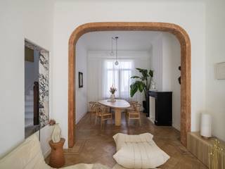 Stijlvolle townhouse met karaktervolle art-nouveaugevel op een gegeerde locatie nabij het Baudelohof.<br /><br />Een bijzondere woning, naar een origineel ontwerp van architect J. De Cuyper, die de laatste jaren een renovatie onderging met duurzame en kwaliteitsvolle materialen (EPC B) Authentieke elementen gaan moeiteloos samen met nieuwe accenten, waardoor doorheen de woning een unieke woonbeleving ontstaat.<br /><br />De woonst beschikt over circa 230 m² bruikbare vloeroppervlakte en biedt onder andere plaats aan vier slaapkamers, een extra bureauruimte, een praktische wasplaats/bijkeuken en een unieke leefkeuken, met bovengelegen de woonkamer en eetplaats en nog een functionele kelderberging.<br /><br />Tot slot is er een compacte maar zeer gezellige buitenruimte die naadloos aansluit op de keuken, en dit alles op wandelafstand van het Baudelopark.<br /><br />Het ideale rustpunt op wandelafstand van de belangrijkste straten en pleinen van de Gentse binnenstad.