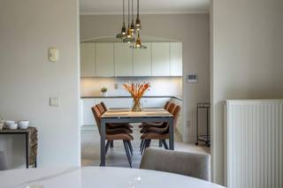 Statige open bebouwing met bijgebouw op groot perceel, volledig gelegen in woongebied!Deze karaktervolle woning, gebouwd in 1986 en gerenoveerd...