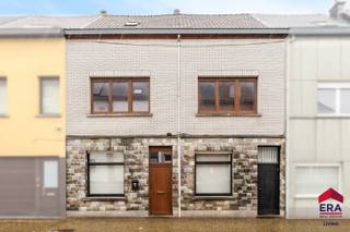 <p>Te koop: ruime woning met veel mogelijkheid in de Jan Bijlstraat, Aalst, op wandelafstand van het bruisende centrum en nabij invalswegen.</p>

<p> </p>

<p>Deze ruime woning (227 m² bewoonbare oppervlakte) bestaat uit 2 woongedeeltes en biedt dankzij twee ingangen de mogelijkheid tot tweewoonst of grote gezinswoning. Het pand beschikt over vernieuwde en geïsoleerde daken, recente ramen (2023) en conforme elektriciteit. Gas is reeds aanwezig, waardoor renovatieplannen vlot kunnen starten. De ligging is ideaal: residentieel, dicht bij scholen, openbaar vervoer, park, treinstation en ziekenhuis.</p>

<p> </p>

<p>Troeven:<br />• 2 woningen in 1<br />• 6 slaapkamers mogelijk<br />• Twee ingangen en twee keukens - ideaal voor tweewoonst<br />• Te moderniseren woning met vernieuwde daken, recente ramen en conforme elektriciteit<br />• Centrale ligging nabij centrum en invalswegen</p>

<p> </p>

<p>Belangrijkste ruimtes:<br />• Woonkamer (29 m²) met veel lichtinval<br />• Eetkamer (17 m²) aansluitend op de keuken<br />• Keuken (14 m²) en tweede keuken in het rechtergedeelte (10 m²)<br />• Badkamer (11 m²)<br />• Beide woningen beschikken over 2 slaapkamers met een vaste trap naar zolder (24 m²) voor extra slaapkamers<br />• Bijgebouwen achteraan kunnen ofwel gebruikt worden als nieuwe invuling of afgebroken worden voor extra tuinzone<br />• Tuin voor ontspanning<br />• Zolder met extra mogelijkheden</p>

<p> </p>

<p>Neem vandaag nog contact op met je ERA-makelaar voor een bezoek.</p>

<p> </p>

<p>JOUW DROOMHUIS. ZO GEVONDEN!</p>