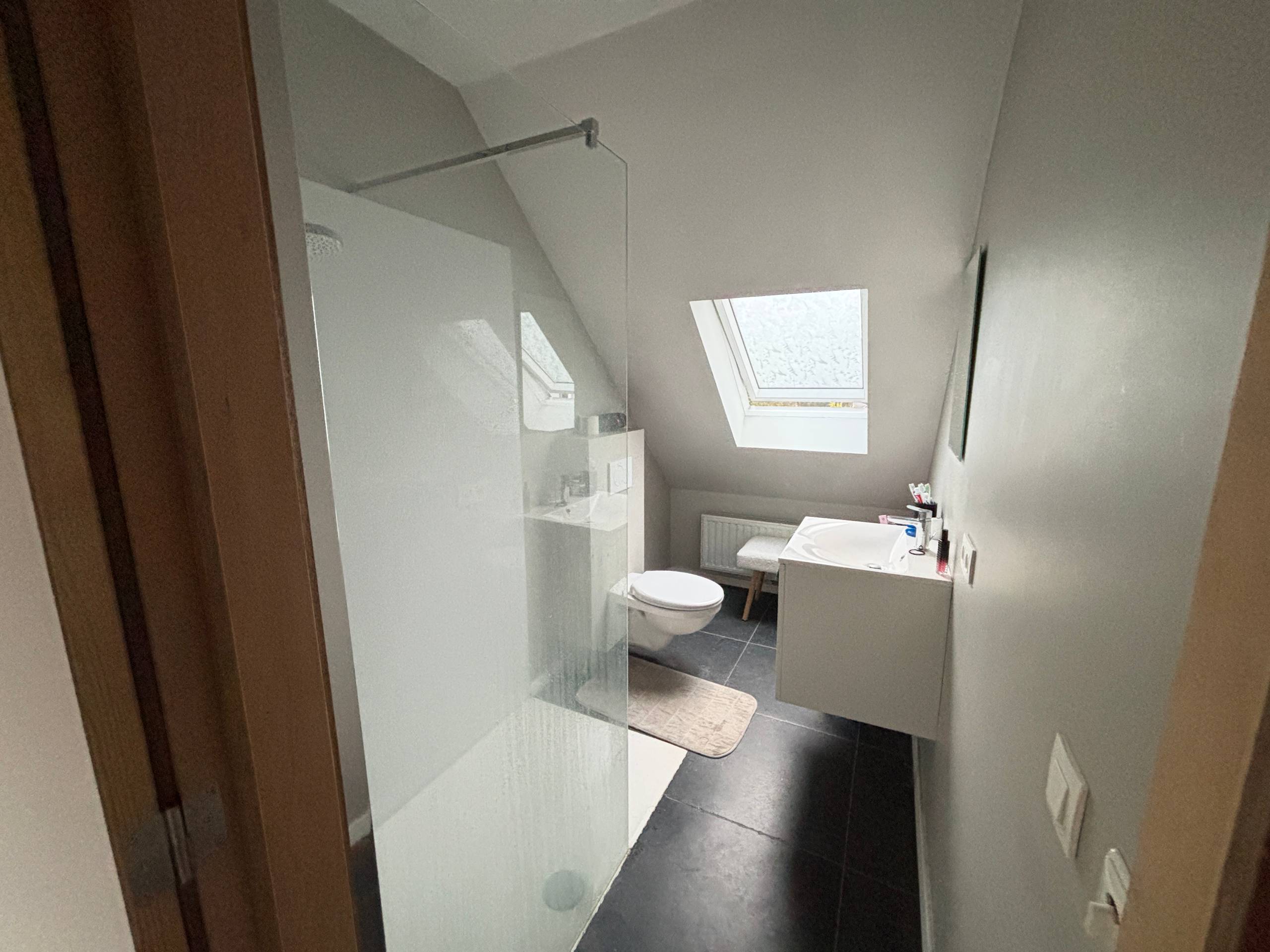 Menen - Gerenoveerde woning met tuin en 2 slaapkamers - foto 4