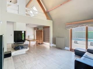 CO IMMO VERKOOPT CHARMANTE VILLA MET ZWEMBAD IN RUSTIGE, RESIDENTIËLE WIJK In deze rustige en groene woonwijk bevindt zich deze prachtige,...