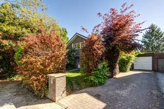 BeschrijvingBent u op zoek naar een ruime laagbouwvilla met karakter, omgeven door groen en met tal van mogelijkheden? In de gegeerde Kapenbergstraat...