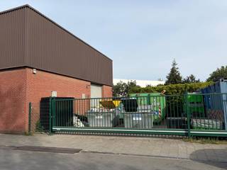 Op een vlot bereikbare locatie langs de Bruulstraat in Haren bieden wij een ruime opslagloods te huur aan, ideaal voor KMO's, groothandel of logistieke activiteiten.Troeven op een rij:<br /><br />- 927 m² overdekte opslagruimte<br />- 376 m² omheinde buitenruimte<br />- Laadkade &amp; sectionale poort<br />- Hoge vrije hoogte<br />- Vlotte bereikbaarheid (nabij E-weg)<br />- Voldoende parkeerplaatsen<br /><br />Huurprijs: € 5.800/maand excl. BTW &amp; onroerende voorheffingInteresse of een bezoek plannen? Neem gerust contact op voor meer informatie. 02.462.32.00