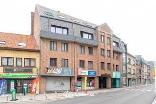 VALIMMAS verhuurt in het centrum van Asse dit welgelegen, ruime en luxueuze penthouse-appartement met groot zonneterras en eventueel een of twee garages....
Gelegen op de vierde verdieping in een kleinschalige gebouw, en bereikbaar met een beveiligde lift tot in het appartement.
Dit appartement omvat oa. een inkomhal, een ruime liging (met oa. eiken parket, inbouwspots en B&O hifi-installatie), een ruim zonneterras (± 42m² en ideaal georiënteerd naar het zuidwesten), een ingerichte keuken, een berging, drie slaapkamers, een dressing, een bureel (incl. TV, buro en verlichting), een badkamer met ligbad, en een badkamer met douche....
Er is tevens een kelder inbegrepen in de huurprijs.
Optioneel: 1 à 2 garages mogelijk mits € 75/maand/garage en voor zover nog beschikbaar.
Luxueus ingericht appartement met hoogwaardig comfort – direct instapklaar ! Individuele tellers en CV aardgas. B&O hfi-installatie met Beolink in alle plaatsen.
Huisdieren niet toegelaten.
Volle centrum van Asse, vlakbij winkels, bushalte De Lijn, scholen, … Mooi uitzicht over de Putberg vanaf het zonneterras.
+++
Bezoekmoment inplannen? Dat kan eenvoudig via onze website www.valimmas.be. Klik vervolgens op de blauwe knop "BEZOEK DIT PAND" bij het pand van je keuze. Let op: afspraken maken kan enkel nog online.
+++