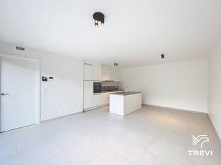 <p><span>Située dans le projet Mench à Schaerbeek, cette maison neuve combine espace, confort et modernité dans un environnement résidentiel calme et verdoyant.</span></p>
<p><span>Le projet s’organise autour d’un grand jardin commun paysager, tout en offrant une excellente accessibilité grâce à la proximité des transports, commerces et grands axes. </span></p>
<p><span>La maison se compose au rez-de-chaussée d’un vaste séjour lumineux avec cuisine ouverte super-équipée, donnant accès à un extérieur. Un espace buanderie et un WC invités complètent ce niveau.</span></p>
<p><span>À l’étage, vous trouverez trois chambres confortables, dont une avec balcon, ainsi que deux salles d’eau modernes. Un bien idéal pour une famille à la recherche d’un logement neuf, durable et bien situé.</span></p>
<span>Les performances énergétiques sont excellentes avec un PEB A grâce à des équipements de pointe : pompe à chaleur, panneaux solaires, système double flux, chauffage au sol, matériaux de qualité et finitions soignées. Faibles provisions. Libre immédiatement. Possibilité de louer un emplacement de parking en supplément (avec ou sans borne de recharge). </span>Mesures données à titre indicatif.<br /><br />Composition :<br />
<ul>
<li>Hall d'entrée</li>
<li>WC</li>
<li>Buanderie</li>
<li>Séjour avec cuisine full équipée</li>
</ul>
R+1<br />
<ul>
<li>Hall de nuit</li>
<li>WC</li>
<li>Salle de bains</li>
<li>3 chambres</li>
<li>Salle de douche</li>
</ul>