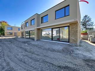 <strong>Kies voor modern, energiezuinig en zorgeloos wonen nabij centrum Wetteren.<br /><br />LIGGING<br /></strong><br />In een rustige doodlopende straat, nabij de Markt en het gezellige centrum van Wetteren, verrijst een exclusief nieuwbouwproject met slechts 6 woningen in een hedendaags moderne architectuur.<br /><br />Goede verbindingen met de E40 en Brusselsesteenweg brengen u snel naar Gent of Brussel. Daarnaast bevinden winkels, scholen, openbaar vervoer, wandel- en fietsroutes zich allemaal op een steenworp. <br /><br /><strong>(MOBISCORE: 8,3/10)<br /><br /></strong><strong>INDELING<br /><br /></strong>De woning biedt een uitstekende energieprestatie dankzij vloerverwarming via warmtepomp, zonnepanelen en een ventilatiesysteem D.<br /><br />U komt binnen via de inkomhal met vestiaire, een berging, een gastentoilet en toegang tot de leefruimte. Geniet van een lichtrijke leefruimte met open keuken voorzien van kookeiland en ontbijtcorner. <br />Het ruime terras en de tuin vormen het verlengstuk van uw woonkamer, wat de uitzonderlijke woonbeleving bevordert. <br />Hier kan u met vrienden of familie genieten van onvergetelijke momenten die er écht toe doen!<br /><br />Op het verdiep vindt u 3 slaapkamers, een apart toilet, een extra berging en een badkamer.<br />Deze is voorzien van ligbad, douche en een dubbele wastafel.<br /><br /><strong>EXTRA TROEF<br /><br /></strong>Deze gesloten bebouwing beschikt over 2 autostaanplaatsen die inbegrepen zijn in de prijs!<br /><br /><strong>Hier leeft u in alle rust, omgeven door groen en toch dicht bij alles wat telt.<br /><br /></strong>Contacteer Kevin: <strong>0476 66 55 50<br /></strong><br />(Oppervlakten geraamd, sommige foto’s zijn van een referentieproject of zijn renders)