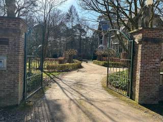 Dit prachtige, ruime kantoor bevindt zich op een toplocatie in een groene omgeving op de grens van Kapellen en Kalmthout. Het is gelegen op het gelijkvloers van een uniek kasteel. De totale oppervlakte bedraagt circa 80 m². Het kantoor bestaat uit veel ramen voor natuurlijk zonlicht. en is voorzien van internet. Alle luxe is voorzien zoals videofonie, afvalverwerking en parkeerruimte op het domein. Vele mogelijkheden tot indeling! De provisiekosten per maand voor gas en water bedragen 150 euro.