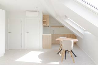 <span><strong>**Moderne flatjes op toplocatie in Leuven**</strong></span><br /><br />In de <strong>Vital Decosterstraat</strong>, om de hoek van het Ladeuzeplein, bevindt zich deze exclusieve residentie met <strong>vijf volledig ingerichte appartementen</strong> die luxe en comfort moeiteloos combineren. Dankzij de centrale ligging zijn het station, de Grote Markt, het Ladeuzeplein, winkels, restaurants en tal van andere voorzieningen allemaal op wandelafstand bereikbaar. Alles wat Leuven te bieden heeft, ligt dus om de hoek.<span><br /><br />Elk appartement beschikt over een <strong>volledig uitgeruste keuken</strong>, een stijlvolle badkamer, een aparte slaapkamer en wordt bovendien volledig <strong>bemeubeld</strong> aangeboden. De renovatie werd twee jaar geleden uitgevoerd met bijzondere aandacht voor <strong>kwaliteit en wooncomfort</strong>. Zo zijn er <strong>zonnepanelen</strong> geplaatst, wordt er verwarmd met een <strong>lucht-lucht warmtepomp</strong>, werd de ventilatie volledig vernieuwd en beschikt het gebouw over een <strong>lift</strong>.<br /><br /></span>Kortom, deze residentie vormt een uitstekende investering met onmiddellijk rendement! <br /><br /><span><strong>Meer informatie of een bezichtiging ter plaatse? Aarzel niet en contacteer Jacky via jacky@connect-immo.be of 0495 53 46 49</strong></span><br /><br /><span>EPB Startverklaring</span><br /><span>wche, gdv, gvkr, gvv</span>