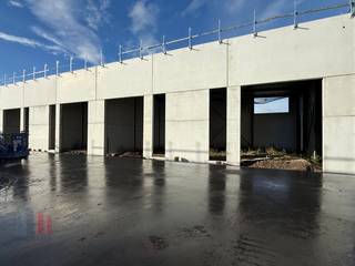 Nieuwbouw KMO-unit met een oppervlakte van +/- 135 m² en 2 privatieve parkeerplaatsen te koop. Fantastisch gelegen langs de Kwadestraat in de schaduw van het Westwing Park.<br /><br />Het<strong> casco magazijn </strong>is opgebouwd uit een staalconstructie met een buitenschil bestaande uit een combinatie van geïsoleerde betonpanelen en sandwichpanelen. De loods, brandklasse B, heeft een vrije hoogte van +/- 6 meter en is toegankelijk via een automatische sectionale poort en met een aparte toegangsdeur en glaspartij. Sommige units zijn voorzien van een lichtstraat.<br /><br />De unit maakt deel uit van het bedrijvenpark "<strong>Hexahub</strong>" (fase I) bestaande uit 28 KMO-units van 126 m² tot 306 m² (samenvoegbaar tot grotere oppervlaktes) dat ondernemen combineert met een knappe architectuur. De strategische ligging, pal in het hart van ondernemend Roeselare, aan afrit Rumbeke, AZ Delta en Westwing Park, zorgt voor een vlotte bereikbaarheid en biedt een uitstekende uitvalsbasis voor de hele regio.<br /><br />Ruime parkeer- en manoeuvreerruimte voorzien op het terrein. Voorziene oplevering Q2 - Q3 2025.<br /><br />Contacteer <strong>PANORAMA B2B</strong> voor bijkomende inlichtingen, plannen of een vrijblijvend plaatsbezoek <strong>0476 215 115</strong>.