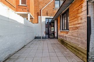 In het centrum van Meerhout presenteren wij deze perfect onderhouden en gerenoveerde halfopen bebouwing. Dankzij het EPC-label C, een...