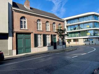 <p><span>UNIEKE WONING MET KARAKTER, RUIMTE EN TOPLIGGING</span></p><p><span> </span></p><p><span>Op een </span><span>absolute toplocatie in Beveren</span><span>, op wandelafstand van het station én het centrum, vindt u deze bijzonder ruime woning met een </span><span>prachtige, karaktervolle gevel</span><span>, opgenomen als bouwkundig erfgoed. </span></p><p><span> </span></p><p><span>De royale gevelbreedte en de uitzonderlijke ruimte maken van deze woning een bijzonder renovatieproject met heel wat mogelijkheden.</span></p><p><span>De woning dient gerenoveerd te worden, maar biedt een </span><span>veelbelovende basis voor wie ruimte en karakter wil combineren met een eigen woonverhaal</span><span>. </span></p><p><span> </span></p><p><span>Op het gelijkvloers bevinden zich momenteel een voormalige kinépraktijk, een ruime leefruimte en een keuken met </span><span>mooi zicht op de tuin</span><span>. </span></p><p><span>De praktijkruimte kan, afhankelijk van uw wensen, perfect worden ingericht als bureel, berging, garage of extra leefruimte.</span></p><p><span>Ook de bovenverdiepingen verrassen met hun </span><span>royale oppervlakte</span><span> en bieden mogelijkheden voor maar liefst </span><span>5 slaapkamers of meer</span><span>, aangevuld met een bureau of hobbyruimte.</span></p><p><span> </span></p><p><span>Achteraan geniet u van een </span><span>mooie, groene tuin met gunstige oriëntatie</span><span>, een heerlijke plek om tot rust te komen en dit terwijl het centrum, station en alle voorzieningen vlakbij liggen.</span></p><p><span> </span></p><p><span>Een unieke kans voor wie valt voor karakter, ruimte en een topligging en op zoek is naar een renovatieproject met bijzonder veel potentieel.</span></p><p><span> </span></p><p><span>Interesse om zelf deze mogelijkheden te ontdekken? </span></p><p><span>Contacteer ons dan</span><span> op het nummer 03 775 41 88 of mail naar </span><span>Kurt@vastgoed-smet.be - www.vastgoed-smet.be</span></p><p><span> </span></p><p><span>De verstrekte gegevens/informatie (zowel online als gedrukt) worden vrijblijvend verstrekt, enkel ter inlichting, zonder contractuele verbintenis of garantie van onzentwege en kunnen op ieder ogenblik gewijzigd worden</span></p><p><span> </span></p><p><span> </span></p><p><span> </span></p>