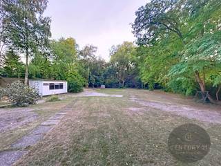 De te renoveren woning van 165m² heeft een tuin van 3944m² en nog een stuk bouwgrond van 267m².Oppervlaktes zijn volgens gegevens kadaster.Mogelijks...