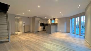 Op zoek naar een perfect onderhouden appartement op een centrale ligging? Dit instapklare duplex-appartement in residentie De Zwaan combineert comfort en ruimtelijkheid met een uitstekende bereikbaarheid in het centrum van Ruiselede.<br /><br />Via de gemeenschappelijke trap bereikt u het appartement, dat zich uitstrekt over twee verdiepingen. Op de eerste verdieping bevindt zich een inkomhal met gastentoilet en praktische berging. <br /><br />De lichtrijke leefruimte vormt samen met de open, volledig geïnstalleerde keuken het hart van de woning en biedt rechtstreeks toegang tot het balkon.<br /><br />De tweede verdieping omvat een nachthal, een badkamer uitgerust met ligbad, douche, toilet en lavabomeubel, evenals drie volwaardige slaapkamers.<br /><br />Een private autostaanplaats is aan te kopen aan € 10.000 . <br /><br />Beschikbaar bij akte.<br /><br />Pluspunten<br />✔ Centrale ligging in het centrum van Ruiselede<br />✔ Energiezuinig appartement met gunstig EPC<br />✔ Drie volwaardige slaapkamers<br />✔ Veel natuurlijk lichtinval<br />✔ Private autostaanplaats inbegrepen<br />✔ Instapklaar en uitstekend onderhouden<br /><br />Een ideale woonst voor wie op zoek is naar comfort, ruimtelijkheid en een vlotte verbinding met alle voorzieningen binnen handbereik.