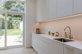 Fully renovated townhouse with five bedrooms and a spacious city garden. <br /><br />EPC rating: A. <br />Mobility score: 9/10. <br /><br />Near Ter Platen and Ghent-South, in a quiet yet very central residential area, lies this completely stripped-down and renovated house. During the recent complete renovation, all essential elements were addressed: insulation, utilities, floors, pipes, windows, and roof. The house is therefore completely move-in ready and future-proof. On the ground floor, you enter into the entrance hall with a guest toilet. Then, you'll find the fully equipped kitchen with adjoining dining area and the spacious, bright living room. From this living room, you have direct access to the large city garden—a special asset in the center of Ghent, ideal for families and those who appreciate outdoor space. The first floor comprises two comfortable bedrooms and a modern shower room. The second floor offers two more full-sized bedrooms, along with a fully equipped bathroom with a bathtub and double sink, and an additional separate toilet. Finally, on the third floor, there is a fifth, spacious bedroom under the roof. <br /><br />This home combines contemporary comfort, a family-friendly layout, and a strategic location. Schools, shops, the train station, Citadel Park, and public transport are within walking distance, making this a particularly attractive opportunity for both families and investors. <br /><br />Interested in this home in the heart of Ghent? <br />Contact Hélène at 0479 57 47 30 or helene@vicusvastgoed.be for more information or a viewing.