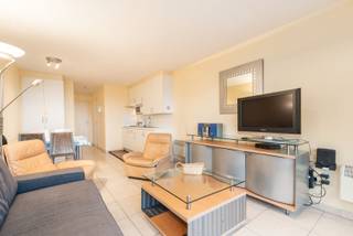 <p>Ster Der Zee :</p>

<p> </p>

<p>gezellige studio in Koksijde, gelegen aan de Professor Blanchardlaan, met prachtig zeezicht en uitzicht op de duinen.<br />Dit appartement uit 1998 bevindt zich in de residentie Ster Der Zee, in het hart van de toeristische zone en op wandelafstand van het strand. Het ruime terras biedt een unieke plek om te genieten van het vrije uitzicht over zee en duinen. Dankzij de centrale ligging zijn winkels, restaurants en openbaar vervoer vlot bereikbaar.</p>

<p> </p>

<p>Belangrijkste ruimtes:<br />• Lichte woonkamer met toegang tot het terras en panoramisch uitzicht.<br />• Functionele keuken, ideaal voor compacte bereidingen.<br />• Inkomhal met vestiairemogelijkheid.<br />• Badkamer met douche, lavabo en toilet.<br />• Slaaphoek, perfect voor een logeerbed of compacte slaapoplossing.<br />• Ruim terras met zee- en duinenzicht.</p>

<p> </p>

<p>Troeven:<br />• Zeezicht &amp;amp; zicht op de duinen.<br />• Gelegen in residentie Ster Der Zee.<br />• Ruim terras om buiten te genieten.</p>

<p> </p>

<p>Neem vandaag nog contact op met je ERA-makelaar voor een bezoek.<br />058 51 92 95 of op simon@eraservimo.be<br />JOUW DROOMAPPARTEMENT. ZO GEVONDEN!</p>