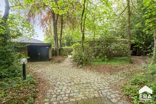 Lommel: Praktische bungalow met 3 slaapkamers * Gezellige living met inbouwkachel * Eenvoudige keuken * Vrijstaande garage * Hobbyruimte/ tuinkamer *...