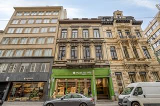 Dit stijlvolle duplex dakappartement bevindt zich in een kleinschalig gebouw aan de Charleroisesteenweg 25 in Sint-Gillis. Dankzij de topligging, vlak bij de Louizalaan, de Zavel en de bruisende Kasteleinwijk, geniet u van een ruim aanbod aan winkels, restaurants, cafés en openbaar vervoer.<br /><br />Het appartement is gelegen op de 3de en 4de verdieping en biedt een bewoonbare oppervlakte van 160 m². Het zonnige, westgericht terras van 15 m² met groen uitzicht vormt een echte troef.<br /><br />De indeling van het appartmeent is als volgt: <br />op de 3de verdieping;<br />- ruime inkomhal met apart toilet en aansluitingen voor was- en droogmachine<br />- lichtrijke leefruimte met hoge plafonds, haardcassette en open designkeuken<br />- volledig ingerichte design-keuken met keukeneiland, vaatwasmachine, ingebouwde koelkast, aparte diepvriezer, ingebouwde oven en microgolfoven<br />- toegang tot het westgerichte terras van 15 m², voorzien van waterrecuperatie<br />- bureauruimte op de overloop<br />- ruime slaapkamer met aansluitende badkamer uitgerust met ligbad, dubbele wastafel en tweede toilet<br /><br />op de 4de verdieping;<br />- mezzanine met tweede slaapkamer, uitkijkend over de woonkamer<br />- ensuite badkamer met douche en wastafel<br /><br />Mogelijkheid tot aankopen van staanplaats aan 30.000 EUR, niet inbegrepen in de prijs.<br /><br />Extra troeven;<br />- privatieve kelder met veiligheidsdeur<br />- zonnewering, airconditioning en alarmsysteem<br />- EPC D+ (168 kWh/m²/jaar), conform de Brusselse energiedoelstelling voor 2033.<br /><br />Wenst u dit appartement graag te bezichtigen? doe een aanvraag via www.dewaele.com of neem contact met Danielle Kaluza 0491 27 21 88.