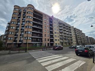 <p><span>Studio à vendre à Bruxelles. Ce studio lumineux de 45 m² est idéalement situé dans un quartier dynamique, à proximité immédiate des commerces et des transports en commun. Les grandes baies vitrées offrent une belle luminosité naturelle tout au long de la journée. Une excellente opportunité pour un investissement ou un premier achat. </span></p>