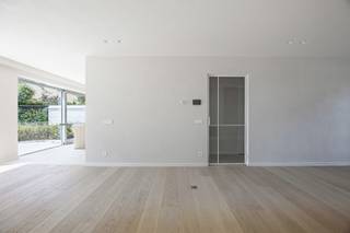 PRACHTIGE en energiezuinige nieuwbouwwoning met 4 slaapkamers en een perfect georiënteerde tuin, palend aan de NIEUWE GOLF en gelegen in het gekende VALKENERF nabij Duinenwater te Knokke-Heist.<br />Deze magnifieke half open woning omvat ruime lichtrijke met gastentoilet en vestiaire, gezellige living met open haard, zithoek en eetplaats, open keuken met keukeneiland voorzien van alle nodige toestellen uitgevend op de perfect georiënteerde tuin met tuinhuis/fietsenberging.<br />Op de eerste verdieping bevindt zich de master bedroom met grote dressing, een mooie ensuite badkamer, apart toilet en een privatief terras. Verder is er nog een tweede slaapkamer met bijhorende badkamer, apart bureel of een 3e kleinere slaapkamer, nachthal en een apart toilet. <br />Op de tweede verdieping zijn er nog 2 ruime slaapkamers en een mooie badkamer met inloopdouche en een dubbele lavabo, apart toilet en een technische ruimte.<br />De koppelvilla is volledig onderkelderd en beschikt over een inpandige garage.<br />Opsplitsing grond- en constructiewaarde - energiescore A+.<br />