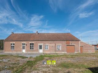 <strong>KARAKTERVOLLE HOEVEWONING OP EEN PERCEEL VAN 32A96CA MET TAL VAN MOGELIJKHEDEN IN KINROOI.</strong> <br /><br /><strong>TROEVEN</strong><br />- Authentieke hoeve met unieke uitstraling en historische charme.<br />- Ruime woning (±301 m²) met 5 slaapkamers en uitbreidbare zolder (±105 m²).<br />- Recent vernieuwd dak en dakconstructie.<br />- Groot perceel van 32a96ca met veel privacy en groen karakter.<br />- Ideaal voor diverse bestemmingen: gezinswoning, B&amp;B, kantoor, toeristische of agrarische invulling.<br />- Mogelijkheid tot aankoop naastliggend perceel van 31a45ca (prijs op aanvraag).<br /><br /><strong>GELIJKVLOERS</strong><br />- Inkomhal (1,22m x 3,77m = 4,60 m²): trap naar verdieping 1, tegelvloer.<br />- Woonkamer (5,26m x 4,19m = 22,04 m²): schouw, tapijt.<br />- Keuken (8,84m x 3,25m = 28,73 m²): onder- en bovenkasten, lades, dampkap, tegelvloer.<br />- Toilet (0,96m x 1,99m = 1,91 m²): zittoilet, lavabo, tegelvloer.<br />- Wasplaats (2,19m x 3,27m = 7,16 m²): onderkasten met lavabo, elektriciteitskast, tegelvloer.<br />- Inpandige garage (4,03m x 9,21m = 37,12 m²): mazouttank, manuele poort, betonvloer.<br />- Veranda (2,70m x 5,78m = 15,61 m²): tegelvloer.<br />- Sas (1,48m x 5,47m = 8,10 m²): tegelvloer.<br />- Badkamer (3,41m x 2,17m = 7,40 m²): lavabo met onderkast, bad, tegelvloer.<br />- Slaapkamer 1 (5,11m x 3,25m = 16,61 m²): gelegen aan de voorzijde van de woning, lavabo, tegelvloer.<br />- Slaapkamer 2 (3,34m x 4,44m = 14,83 m²): tegelvloer.<br />- Dressing (1,98m x 4,05m = 8,02 m²): tegelvloer.<br />- Slaapkamer 3 (3,81m x 3,46m = 13,18 m²): laminaat.<br /><br /><strong>VERDIEPING +01</strong><br />- Overloop (2,20m x 3,22m = 7,08 m²): tapijt.<br />- Slaapkamer 4 (3,77m x 2,73m = 10,29 m²): tapijt.<br />- Slaapkamer 5 (3,82m x 2,67m = 10,20 m²): tapijt.<br />- Zolderruimte 1 (5,33m x 5,68m = 30,27 m²): betonvloer.<br />- Zolderruimte 2 (5,68m x 15,40m = 87,47 m²): betonvloer.<br /><br /><strong>EXTERIEUR</strong><br />- Tuin.<br />- Stallen. <br /><span><br /><strong>EXTRA INFORMATIE</strong><br />- Mogelijkheid tot aankoop van het naastliggende perceel (rechts) met een oppervlakte van 31a45ca.<br /></span>- Dit pand kan onderhevig zijn aan de renovatieverplichting die door de Vlaamse overheid wordt opgelegd voor residentiële gebouwen. Alle informatie kunt u terugvinden via https://www.vlaanderen.be/een-woning-kopen/renovatieverplichting-voor-residentiele-gebouwen-vanaf-2023.<br />- Prijs is onderhandelbaar.<br /><br />Bekijkt u deze advertentie via een aanverwante vastgoedsite, surf dan zeker naar onze website www.N78vastgoed.be voor een uitgebreide beschrijving en foto's. Meer info: +32 (0)89 86 18 88 of info@N78vastgoed.be.