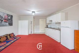 <p>Ce studio, situé dans la Rasphuisstraat, offre une excellente opportunité à la fois comme résidence propre et pour ceux qui recherchent un bien d'investissement intéressant.<br />Cette propriété est en fait actuellement louée.</p><p>Le studio dispose d'un espace de vie avec cuisine et d'une salle de bain avec douche à l'italienne et toilettes.</p><p>L'emplacement est sans aucun doute un atout majeur. Situé à une courte distance du centre de Gand, il est facilement accessible grâce à la proximité des principales voies d'accès et des transports en commun. En outre, les magasins, les restaurants, les établissements d'enseignement et les installations de loisirs sont facilement accessibles.</p><p>En bref, une opportunité idéale pour ceux qui recherchent une maison située au centre ou une propriété avec un potentiel locatif attrayant dans un quartier recherché.</p>