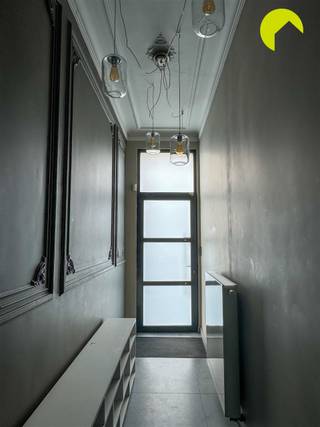 <p><span>Entre les centres commerciaux d'Edegem et de Mortsel se trouve cette spacieuse maison de ville rénovée avec 4 chambres à coucher.</span><span> </span></p><p><span>Les transports publics, les écoles et les magasins sont accessibles à pied. </span></p><p><span> </span></p><p><span>Aménagement</span></p><p><span>Nous entrons par le jardin avant dans le hall d'entrée spacieux qui donne accès à l'espace de vie. L'espace de vie parqueté est doté d'un agréable poêle à bois. </span></p><p><span>Une cuisine ouverte avec un îlot coulissant est une extension de l'espace de vie et est équipée de placards et d'appareils électroménagers. </span></p><p><span> </span></p><p><span>À l'arrière, le jardin ensoleillé orienté à l'est est équipé d'un abri de jardin. </span></p><p><span> </span></p><p><span>La salle de bains se trouve à l'étage. La salle de bains comprend une baignoire, une douche à l'italienne et deux lavabos. La machine à laver et le sèche-linge peuvent être rangés dans un placard intégré. </span></p><p><span>Au premier étage se trouvent deux chambres spacieuses. </span></p><p><span> </span></p><p><span>Un étage plus haut se trouvent les troisième et quatrième chambres. Celles-ci sont reliées par une deuxième salle de bains avec lavabo et toilettes.</span></p><p><span> </span></p><p><span>Une cave sèche passe sous toute la maison. </span></p><p><span> </span></p><p><span>Points forts</span></p><p><span>- Situation TOP</span></p><p><span>- proche des écoles, des commerces et des transports en commun</span></p><p><span>- jardin ensoleillé</span></p><p><span> </span></p><p><span>Informations utiles</span></p><p><span>- Disponible à partir du 1/11/2021</span></p><p>-<span> EPC 177</span><span>kWh/m2an</span></p><p><span>- Description de l'emplacement 245</span></p><p><span>- 3 mois de caution</span></p><p><span> </span></p><p><span>Pour une visite des lieux, veuillez</span> envoyer un courriel à<span> info@habicom.be. Pour plus d'informations, visitez www.habicom.be </span></p><p><span>Plus d'infos sur Mortsel ? Visitez <span>www.woneninmortsel.be</span></span></p><p><span> </span></p><p><span> </span></p>