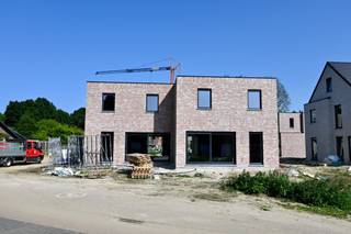 Nieuwbouwwoning in centrum Broechem met 3 slaapkamers !Indeling : Inkomhal , apart toilet , woonkamer met open keuken , berging .Verdiep : Nachthal ,...