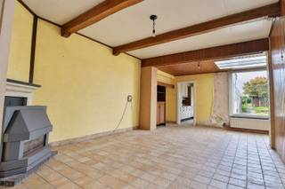 <p><span>DISCOVERY DAY || zaterdag 10 oktober ||</span></p><p><span>Kom deze woning vrijblijvend bezoeken tussen 13u en 14u.</span></p><p><span> </span></p><p><span> </span></p><p><span>HALF OPEN WONING MET VEEL WOONRUIMTE</span></p><p><span> </span></p><p><span>Deze gezinswoning kijkt uit naar een verdere afwerking.<br />Stevig in zijn schoenen met heel veel potentieel en aangenaam tuincontact.<br /><br />Een warme inkomhal met een mooie trap verwelkomt. <br />Achter de dubbele glazen deur komt een aardige leefruimte opzetten. <br />Tuincontact is er al, uitbreidingsmogelijkheden zijn er ook en bieden ruimte voor nieuwe, creatieve ideeën. <br /><br />De keuken is momenteel apart, maar kan perfect meer betrokken worden, zo ontstaat een extra dimensie die een open sfeer creëert . <br />Vooraan is een extra ruimte die kan ingezet worden als bureau, speel- of hobbykamer.</span></p><p><span> </span></p><p><span>Op het eerste verdiep zijn 2 slaapkamers en een aanzet tot een badkamer (leidingen reeds aanwezig).<br />De traphal verbindt ook de zolder die voorziet in nog 2 slaapkamers.<br /><br />Er is een berging grenzend aan de keuken en een grote kelderruimte.<br />Met oprit en garage.</span></p><p><span> </span></p><p><span>Buiten komt de tuinliefhebber zeker aan zijn trekken, heel veel ruimte staat klaar om ingericht te worden, spelen en genieten perfect te combineren.<br /><br /></span></p><p><span>Het zichtbare vochtprobleem is intussen opgelost, zolder en verdiep zijn reeds voorzien van de nodige isolatie.</span></p><p><span> </span></p><p><span>HALF OPEN<br />EXTRA LARGE TUIN<br />VEEL MOGELIJKHEDEN<br />GARAGE</span></p><p><span> </span></p>