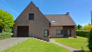 <p>Deze riante villa met 3 slaapkamers, mogelijk om een 4 slaapkamer te maken, ligt in een rustige woonwijk in Halle, op aangename wandelafstand van het centrum, scholen, winkels en openbaar vervoer. Je geniet hier van een mooie combinatie van ruimte, comfort en een praktische ligging.</p><p>Via de inkomhal kom je in de lichtrijke leefruimte met zithoek en eetplaats. De grote raampartijen zorgen voor veel natuurlijk licht en bieden een mooi zicht op de tuin. Aansluitend vind je de keuken, die beschikt over voldoende werk- en opbergruimte.</p><p>De woning telt meerdere ruime slaapkamers en een badkamer. Werk je graag van thuis uit? Dan is er een afzonderlijk bureel voorzien met zicht op het groen van de tuin – een rustige en aangename plek om te werken.</p><p>Buiten geniet je van de tuin en het terras, waar het heerlijk vertoeven is in alle rust.</p><p>Daarnaast heeft de woning een<strong> gunstige energieprestatie met een EPC-label B</strong>, wat zorgt voor een energiezuinige en comfortabele woonomgeving.</p><p>Kortom, een ruime villa met veel potentieel en een uitstekende ligging in Halle, op wandelafstand van het centrum en tal van voorzieningen.</p><p><br /></p>