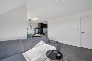 Te koop in het hart van Aalst: een bijna-energieneutraal appartement in de Arbeidstraat 55 bus 3.2. Dit eigentijds appartement...