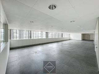 <p><strong><u>INDELING</u></strong>: Mooie glazen inkomhal met traphal en personenlift - receptie - landschapsbureel - vergaderzaal - volledig geïnstalleerde en ruime keuken (met spoelbak en koelkast), sanitaire ruimten (dames/heren).<br /><br /><strong><u>AFWERKING</u></strong>: bevloering in tegels, dubbele hogerendementsbeglazing, aluminium schrijnwerk met zonnewering, verlaagd plafond met inbouwspots en AIRCO-toestellen, TL-verlichting, muren bepleisterd en geschilderd, bekabeling via vloer.<br /><u>Algemeen</u>: Instapklaar!<br /><br /><strong><u>NUTSVOORZIENINGEN</u></strong>: elektriciteit, stadswater, <strong>AIRCO</strong> (warm/koud), internet en telefonie (Belgacom).<br /><br /><strong><u>LIGGING</u></strong>: vlot bereikbaar via expresweg, E40, E403 en A11! Kortom: ideale uitvalsbasis.<br /><br /><u>*Opmerkingen</u>:<br />- Private parkeergelegenheid voor de deur.<br />- Huurprijs excl. verbruik (nutsen) en onroerende voorheffing (conform aanslagbiljet)<br />- Onze referentie op <strong>www.centro.be</strong>: <strong>O0029B</strong></p>