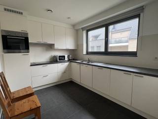 Energiezuinig appartement met 2 slaapkamers, autostaanplaats en kelder in het ondergrondse complex.Indeling en omschrijving:Inkomhal met berging...