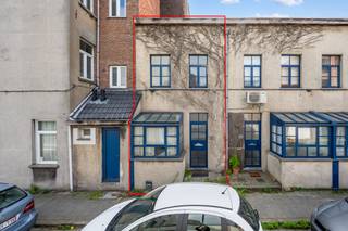 In de Stierstraat 22 te Gent bevindt zich deze woning met een bewoonbare oppervlakte van 44 m² (volgens het EPC-attest).<br />De woning beschikt over één slaapkamer, een keuken, eetplaats en woonruimte en badkamer. <br /><br />De woning is gelegen op een centrale locatie, op wandelafstand van Portus Ganda, één van de bruisende hotspots van de stad. Dankzij de vlotte bereikbaarheid met wagen en openbaar vervoer (bus en trein) is dit een interessante ligging voor zowel eigen bewoning als investering.<br />Mobi-score: 9,3.<br /><br />Deze woning is momenteel verhuurd. <br /><br />Meer informatie op aanvraag via olivier@ocvastgoed.be of +32 475 33 02 46.<br /><br />EPC:  557kWh/m² (F-label)  - Bruikbare vloeroppervlakte 44m² (Volgens het EPC-verslag) - Perceeloppervlakte 81m² <br />Stedenbouwkundige inlichtingen: woongebied met cultureel, historische en/of esthetische waarde, stedenbouwkundige vergunning, geen verkavelingsvergunning, geen rechterlijke herstelmaatregel of bestuurlijke maatregel opgelegd, voorkooprecht.<br />Geen overstromingsgevoelig gebied. P-score = A, G-score = A<br />Dit pand is onderhevig aan de renovatieverplichting