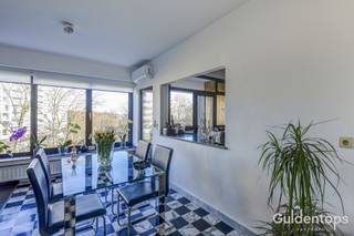 <p>Recent volledig vernieuwd en instapklaar appartement gelegen op de 4de verdieping van een verzorgd en perfect onderhouden gebouw. Ideaal gesitueerd aan de Groenenborgerlaan met vlotte verbinding naar belangrijke uitvalswegen, universiteiten, winkels en scholen. Bovendien bevindt u zich op wandelafstand van diverse parken en openbaar vervoer, wat zorgt voor een perfecte combinatie van bereikbaarheid en groen.<br />Indeling: ruime inkomhal met praktische ingemaakte kasten, royale en lichtrijke leef- en eetruimte met grote raampartijen en een prachtig open uitzicht, moderne volledig ingerichte keuken met rechtstreekse toegang tot een ruim balkon, drie volwaardige slaapkamers en een stijlvolle badkamer met inloopdouche.<br />Bijzonderheden:<br />Airconditioning aanwezig<br />Kelderberging inbegrepen<br />Goede EPC-score (B)<br />Perfect onderhouden gebouw<br />Lage maandelijkse kosten<br />Zoveel ruimte (125m2) 3 volwaardige slaapkamers, alle comfort en kwaliteit op deze topligging is zeldzaam.<br />Maak nu snel uw afspraak voor onze eerste bezoekdag op zaterdag 14 maart en mis deze unieke opportuniteit niet!</p>