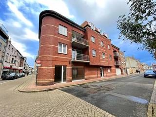 In het centrum gelegen handelsruimte op een hoekligging ter hoogte van de Kerkstraat te Heist. Goed onderhouden en kleinschalig gebouw nabij de...