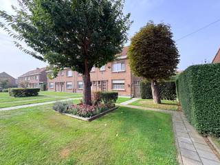 <strong>Menen - Halfopen woning met 3 slaapkamers en ruime tuin</strong><br /><br />Ontdek deze ruime halfopen woning gelegen op een gunstige locatie nabij het centrum van Menen. De woning beschikt over <strong>3 volwaardige slaapkamers</strong> en mogelijkheid tot een 4e slaapkamer en heeft een <strong>ruime tuin</strong> die langs de zijkant van de woning bereikbaar is. De combinatie van de grote ruimtes en de gunstige ligging zorgen er voor dat deze woning zeker het bezoeken waard is!<br /><br /><strong>Indeling:</strong><br /><u>Gelijkvloers:</u> Inkom, woonkamer, eetkamer, keuken, wasruimte/veranda, berging, toilet<br /><u>1e verdiep:</u> 3 slaapkamers, badkamer<br /><u>2e verdiep:</u> zolderruimte (kamer mogelijk)<br /><br /><strong>Troeven:</strong><br />- Gunstige ligging<br />- Ruime tuin<br />- Halfopen woning<br />- 3 slaapkamers (4 mogelijk)<br />- Droge kelder<br /><br />Renovatieplicht<br />Dit is een vanafprijs.