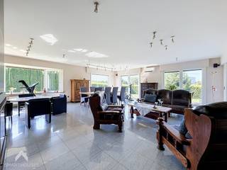 <p>Ontdek deze ruime en energiezuinige villa waar comfort, ruimte en functionaliteit perfect samenkomen.<br />Via de royale inkomhal met gastentoilet bereikt u alle vertrekken op het gelijkvloers. De lichtrijke leefruimte biedt plaats aan een gezellige zit- en eethoek. Aansluitend bevindt zich de volledig geïnstalleerde keuken met veranda, uitkijkend op de ruime onderhoudsvriendelijke tuin.<br />Verder beschikt de woning over een praktische berging en wasplaats. Buiten geniet u van een grote, verzorgde tuin met garage, carport geschikt voor een mobilhome en een buitenkeuken.<br />De villa is volledig onderkelderd en biedt tal van afzonderlijke bergruimtes. Ondergronds is er plaats voor maar liefst drie wagens.<br />Met vijf volwaardige slaapkamers, een polyvalente ruimte en twee badkamers is deze woning ideaal voor grote gezinnen of wie extra ruimte zoekt voor hobby’s, thuiswerk of een zelfstandige activiteit. De eerste badkamer is uitgerust met douche, bad, dubbele lavabo en toilet, terwijl de tweede beschikt over een douche, lavabo en toilet.<br />Een unieke eigendom met uitzonderlijke volumes en tal van mogelijkheden. Een bezoek zal u ongetwijfeld overtuigen!<br /><br />Extra troeven<br /><br /></p>
<ul>
<li>EPC C</li>
<li>airco + warmtepomp</li>
<li>30000l regenwater</li>
<li>uitstekende ligging</li>
</ul>
<p><br />Deze woning is te koop ZONDER makelaar via het concept van Smart Houses. Wenst u verdere inlichtingen of een bezoek? Contacteer rechtstreeks de eigenaar via 0492/17.80.48</p>