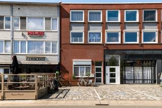 Zéér gunstig gelegen gelijkvloers appartement bestaande uit: een inkomhall, woonkamer, ingerichte keuken, ingerichte badkamer, hall met bergkast en 3 slaapkamers.  Verder beschikt dit eigendom over een achtertuin met achterliggende garage, die uitgeeft op de Turnhoutsebaan.  Het appartement is volledig onderkelderd op stahoogte (100m2!). <br /><br />Dit eigendom is zeer gunstig gelegen aan de Markt en bevindt zich op wandelafstand van alle winkels, scholen en het openbaar vervoer.  De Ring van Antwerpen ligt op slechts 8 min. rijden, ideaal voor woon-werkverkeer.  Er is verder nog parkeergelegenheid in de straat en op het plein. <br /><br />Op dit moment is het pand verhuurd aan €916,04,-  Opzeg is mogelijk voor eigen gebruik.  Dit appartement werd steeds goed onderhouden!  Mits enkele moderniseringen (keuken &amp; badkamer) wordt ze helemaal instapklaar!<br /> 