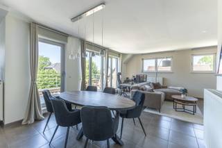 <p>Dit<span> </span><strong>modern en instapklaar appartement</strong><span> </span>bevindt zich op de<span> </span><strong>tweede en tevens bovenste verdieping</strong><span> </span>van de rustige residentie “Vlietberg” en geniet van een<span> </span><strong>uitstekende ligging</strong><span> </span>in de onmiddellijke nabijheid van winkels, scholen en openbaar vervoer.<br />Het appartement heeft een bewoonbare oppervlakte van<span> </span><strong>ca. 85 m²</strong><span> </span>en is in perfecte staat. Het omvat een<span> </span><strong>ruime leefruimte met veel lichtinval</strong><span> </span>en toegang tot het aangename terras. Aansluitend bevindt zich de<span> </span><strong>volledig ingerichte open keuken</strong>. De badkamer is uitgerust met een ligbad, toilet en lavabomeubel. Verder beschikt het appartement over een<span> </span><strong>ruime slaapkamer met handige ingemaakte kasten</strong>. In de berging zijn aansluitingen voorzien voor een wasmachine en droogkast.<br />De<span> </span><strong>ruime parkeerplaats</strong><span> </span>en het aandeel in de fietsenstalling zijn inbegrepen in de verkoopprijs.<br /><strong>Extra troeven:</strong><span> </span>lift aanwezig, conforme elektrische keuring, centrale ligging en ideaal als investering!</p>
<p>Contacteer ons voor meer info of een bezoek: Tel. 0498/91 12 34 of<span> </span>info@immo-desk.be<span> </span>.</p>
