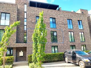 <p>Demandez votre visite sur info@optimusvastgoed.be !<br />À LOUER : appartement BEN de 2 chambres à Boekt !<br />Cet appartement BEN est situé au premier étage de ce nouveau complexe immobilier, dans un cadre paisible au cœur du centre-ville rénové et à circulation réduite de Boekt. Il est facilement accessible depuis les différentes autoroutes.<br />L'appartement est chauffé par une pompe à chaleur individuelle. Il comprend un hall d'entrée, un s toilettes séparées, un salon avec cuisine ouverte entièrement équipée, un débarras, 2 chambres et une salle de bains avec douche à l'italienne, ainsi qu'une spacieuse terrasse couverte.<br />Au sous-sol, il y a une place de parking et un débarras privatif.<br />Label EPC A, numéro de certificat 71070-G-2016N007326/EP07924/F637/D01/SD008<br />Charges fixes : 100 € par mois sans décompte annuel.<br />DISPONIBLE d'un commun accord. </p><p><span><span> </span></span></p>